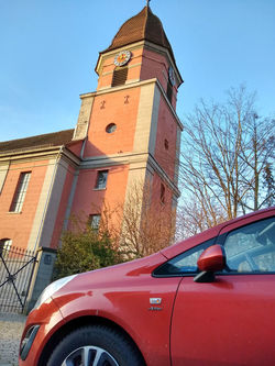 Bild Auto vor Kirche